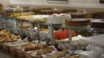 Café da manhã com buffet grátis todos os dias