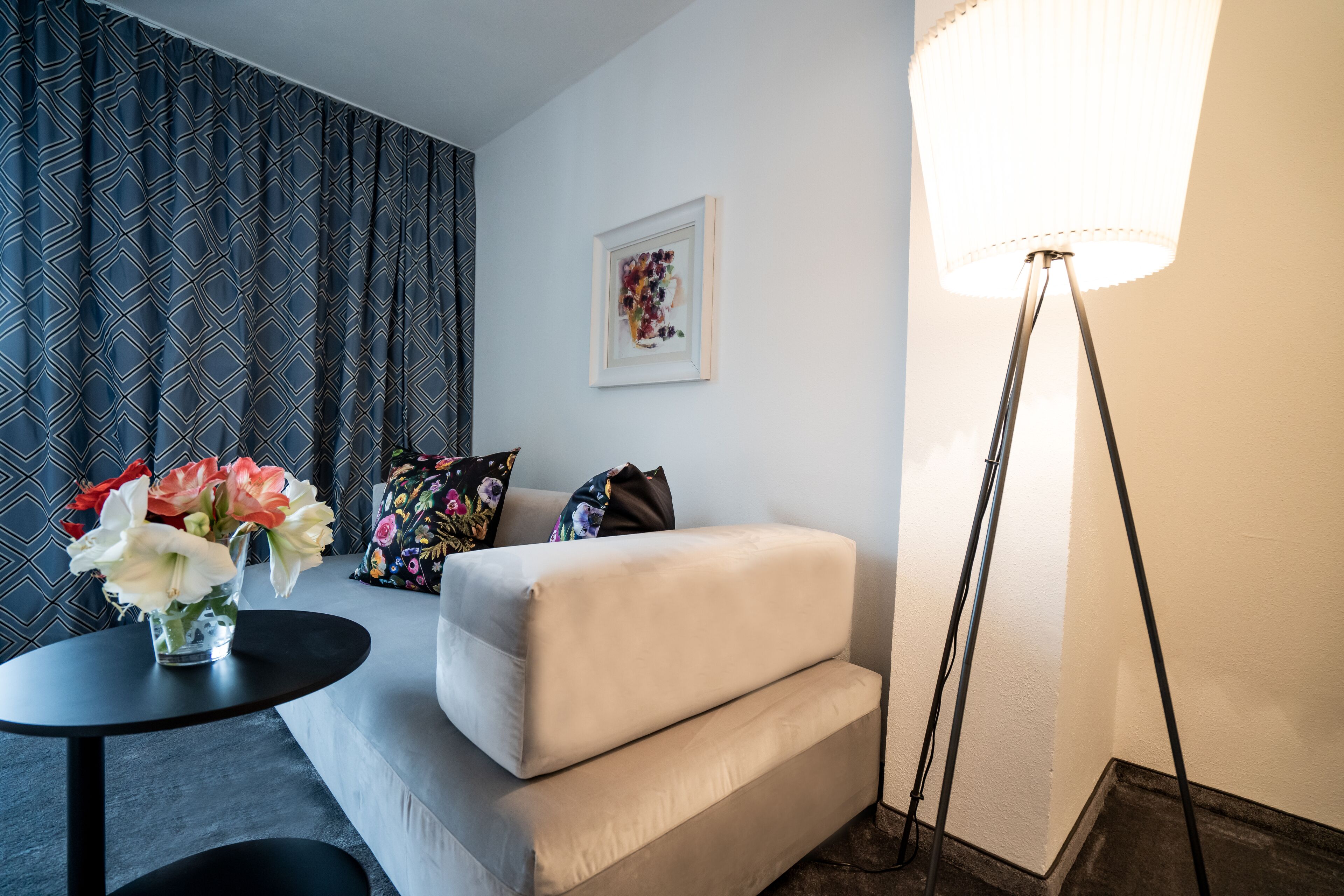 junior studio suite | living area | flat-screen tv