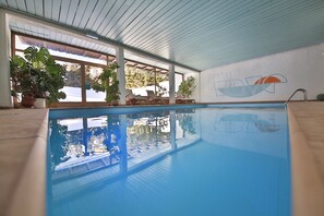 室內游泳池，提供日光浴躺椅