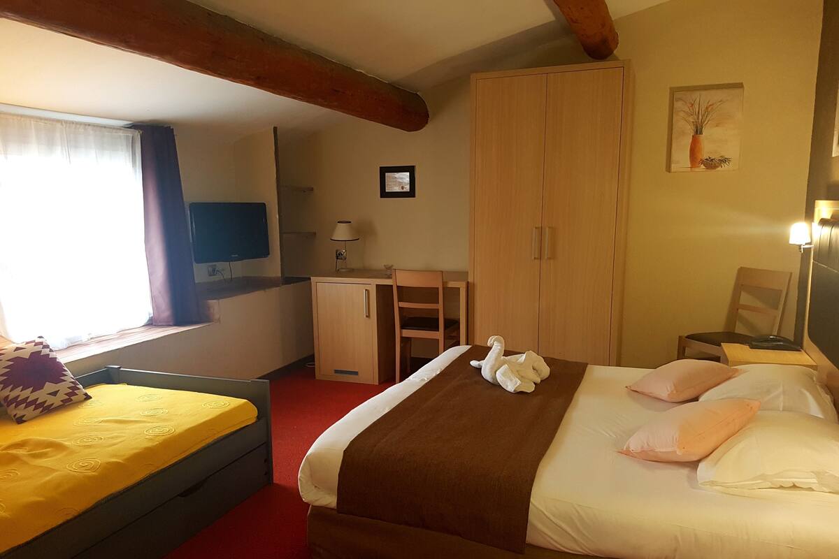 Triple Room | Minibar, in-room safe, desk, blackout curtains