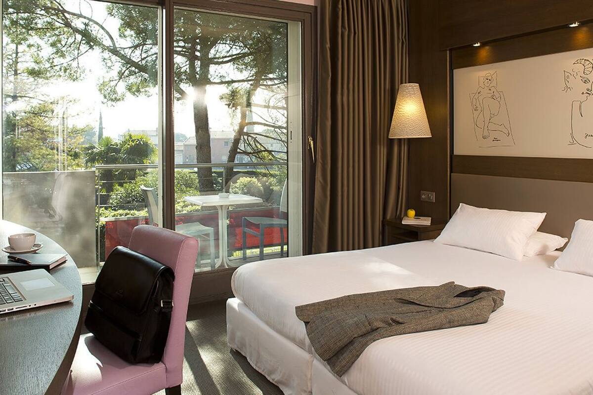 desk, soundproofing, free wifi, bed sheets