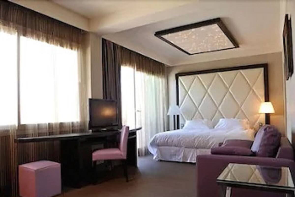 Desk, soundproofing, WiFi (free), bed sheets