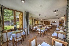 Food court - Dwór Karolówka (Zakopane)