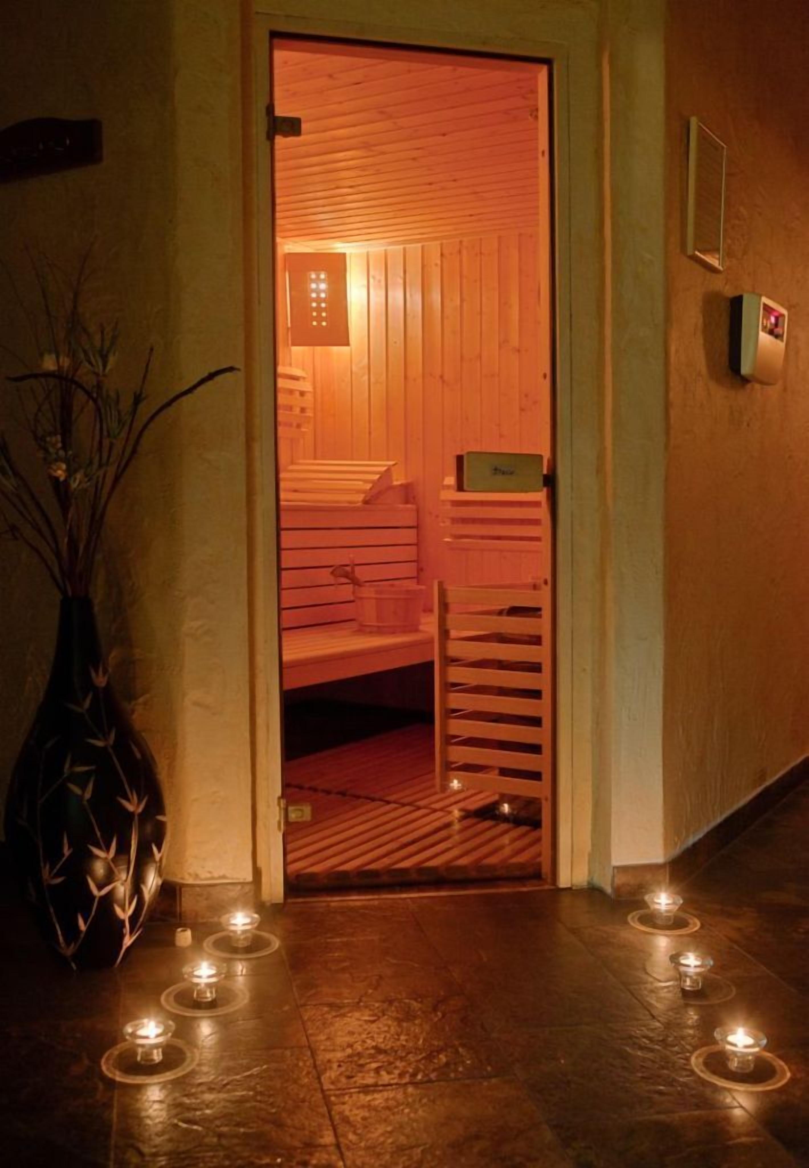 couples treatment room(s), sauna, hot tub, body treatments, hydrotherapy