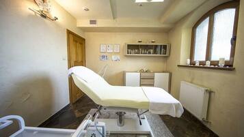 Couples treatment rooms, sauna, hot tub, body treatments, hydrotherapy