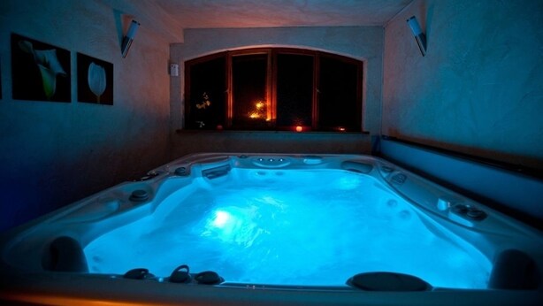 A hot tub with a view of the night sky through a window. - Dwór Karolówka (Zakopane)