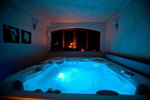 Indoor spa tub