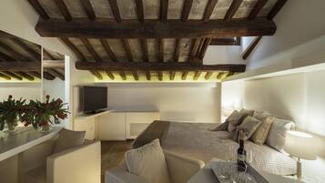 Exklusiv svit - 1 queensize-sÀng - bubbelpool | Minibar, vÀrdeförvaringsskÄp pÄ rummet, skrivbord och ljudisolering