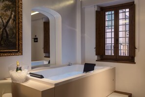 Executive Suite, 1 Queen Bed, Hot Tub | Minibar, in-room safe, desk, soundproofing - Gigli d'Oro Suite (Rome)