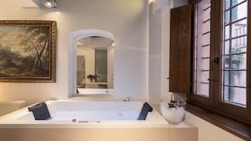 Suite Exécutive, 1 grand lit, bain à remous | Minibar, coffres-forts dans les chambres, bureau, chambres insonorisées