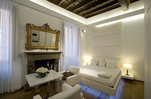 Phòng Suite Superior, 1 giường cỡ queen và sofa giường | Minibar, két bảo mật tại phòng, bàn, phòng cách âm 