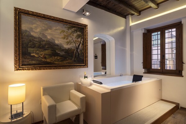 Executive Suite, 1 Queen Bed, Hot Tub | Minibar, in-room safe, desk, soundproofing - Gigli d'Oro Suite (Rome)