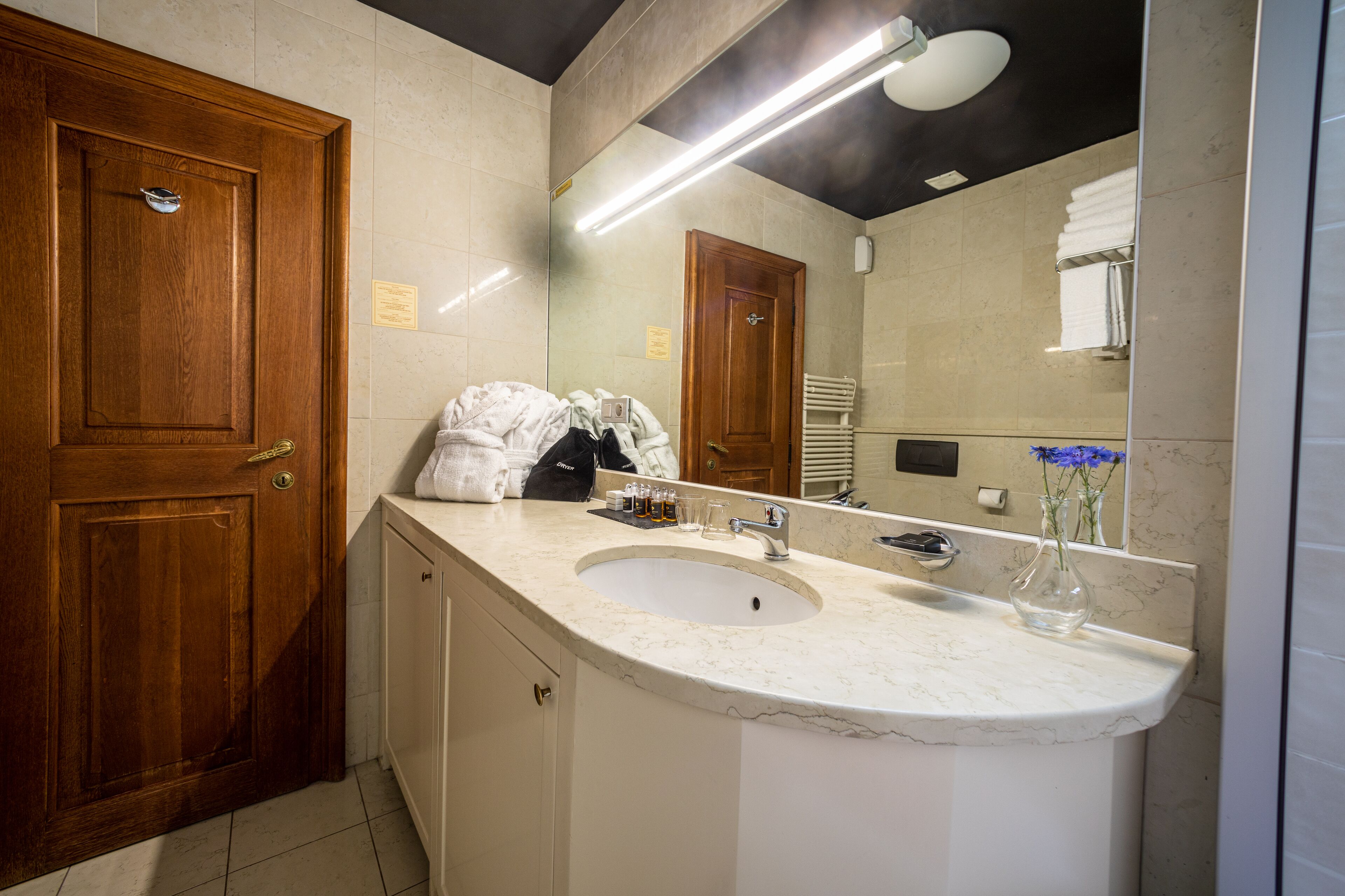 apartment, 2 bedrooms, kitchenette, city view (2 private bedrooms) | bathroom | shower, free toiletries, hair dryer, bathrobes