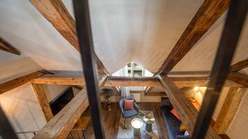 Apartemen, 2 kamar tidur, dapur kecil, pemandangan kota (2 private bedrooms) | Area keluarga | TV layar datar