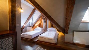 Apartemen, 2 kamar tidur, dapur kecil, pemandangan kota (2 private bedrooms) | Seprai premium, minibar, brankas, dan meja kerja