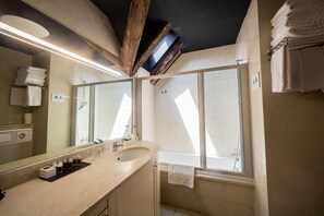Apartamento, 2 habitaciones, cocina básica, vistas a la ciudad (2 private bedrooms) | Baño | Ducha, artículos de higiene personal gratuitos y secador de pelo