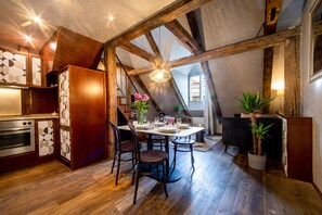 公寓, 2 間臥室, 簡易廚房, 城市景觀 (2 private bedrooms) | 房內用餐區