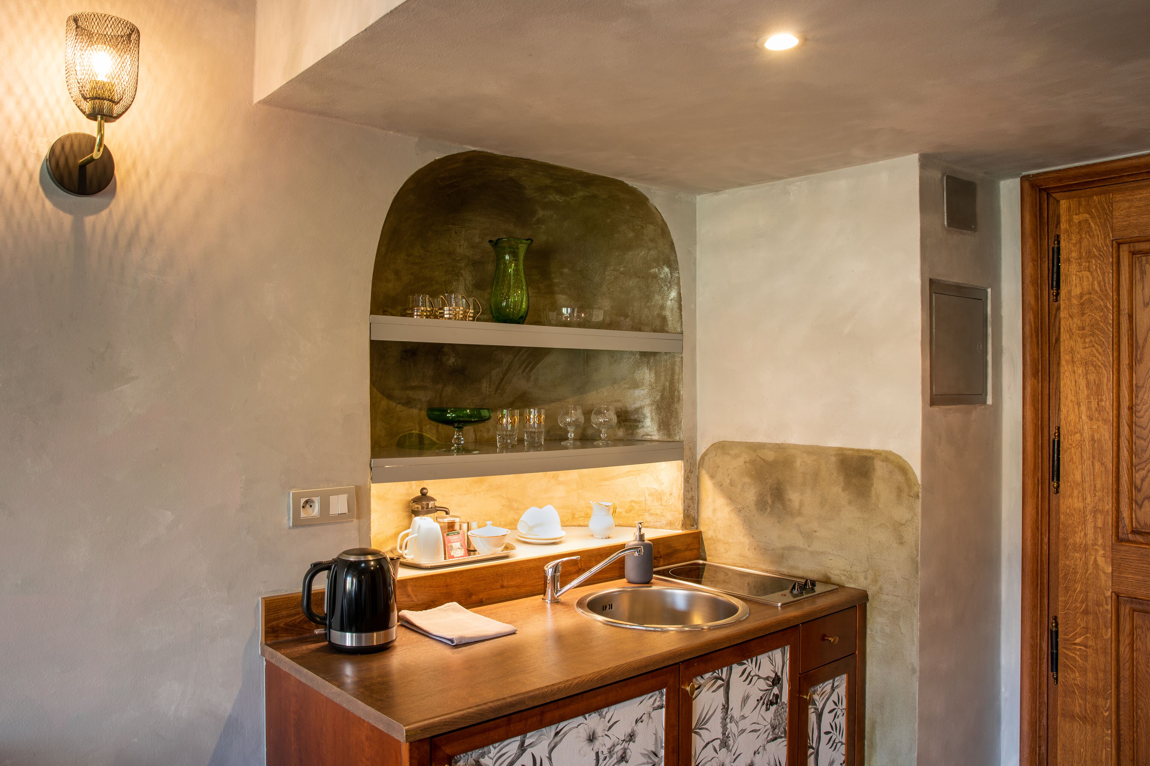 basic double room, 1 queen bed, city view | private kitchen | fridge, stovetop