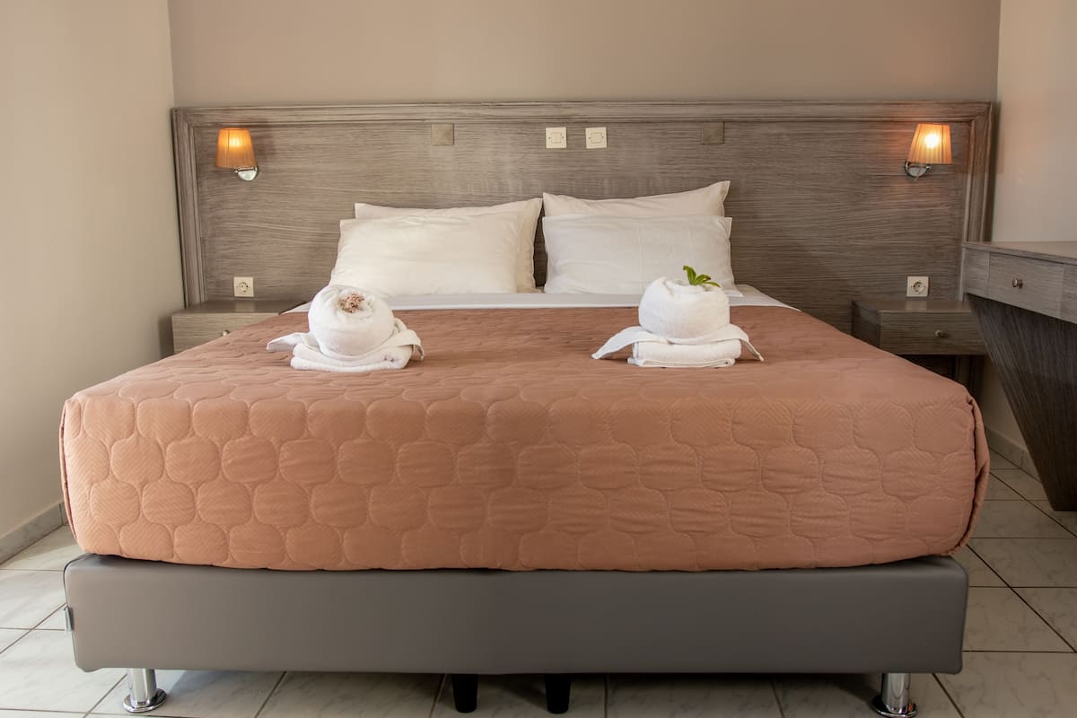 Standard Room | Egyptian cotton sheets, premium bedding, in-room safe