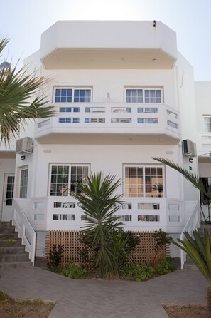 Vista frontal de la propiedad