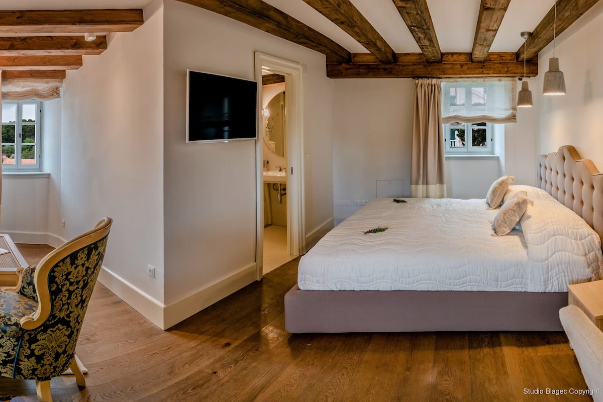 Standard Suite, 1 King Bed