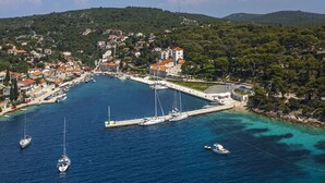 Une ville côtière dotée d’un port de plaisance, de bateaux et d’immeubles aux toits rouges.