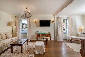 Familjesvit - 2 sovrum - 2 badrum (Von Erlach Suite) | Vardagsrum | Platt-tv