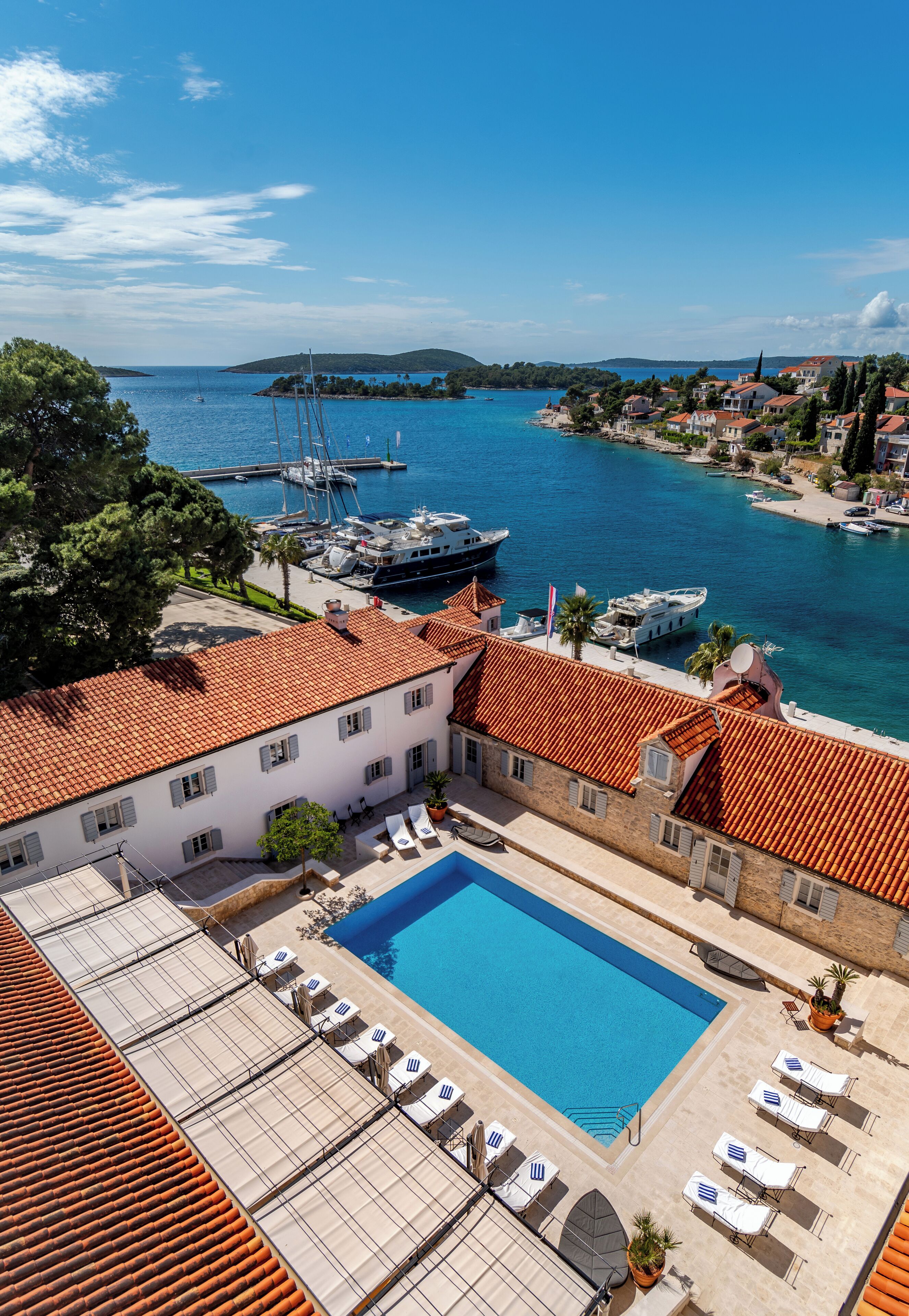 Superior suite | Een minibar, een kluis op de kamer, een bureau, gratis wifi