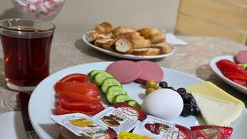 Daily to-go breakfast (TRY 150 per person)