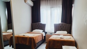 Phòng Tiêu chuẩn, 2 giường đơn | Minibar, két bảo mật tại phòng, phòng cách âm 
