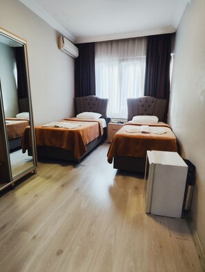 Habitación estándar, 2 camas individuales | Minibar, caja de seguridad en la habitación y insonorización