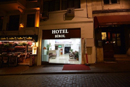 Fachada de la propiedad por la tarde o noche