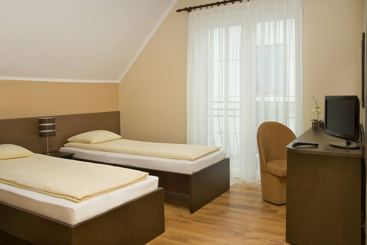 Habitación con 1 cama doble o 2 individuales | Escritorio, wifi gratis, ropa de cama