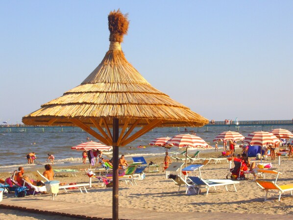 Private beach nearby, sun loungers, beach umbrellas, beach towels - Residence Cleo (Comacchio)