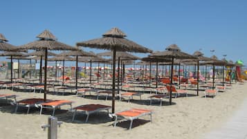 Plage privée à proximité, chaises longues, parasols, serviettes de plage