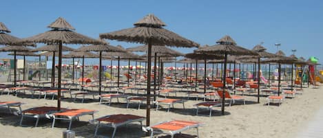 Plage privée à proximité, chaises longues, parasols, serviettes de plage