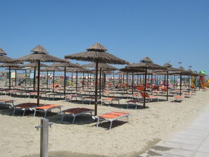 Privatstrand in der Nähe, Liegestühle, Sonnenschirme, Strandtücher