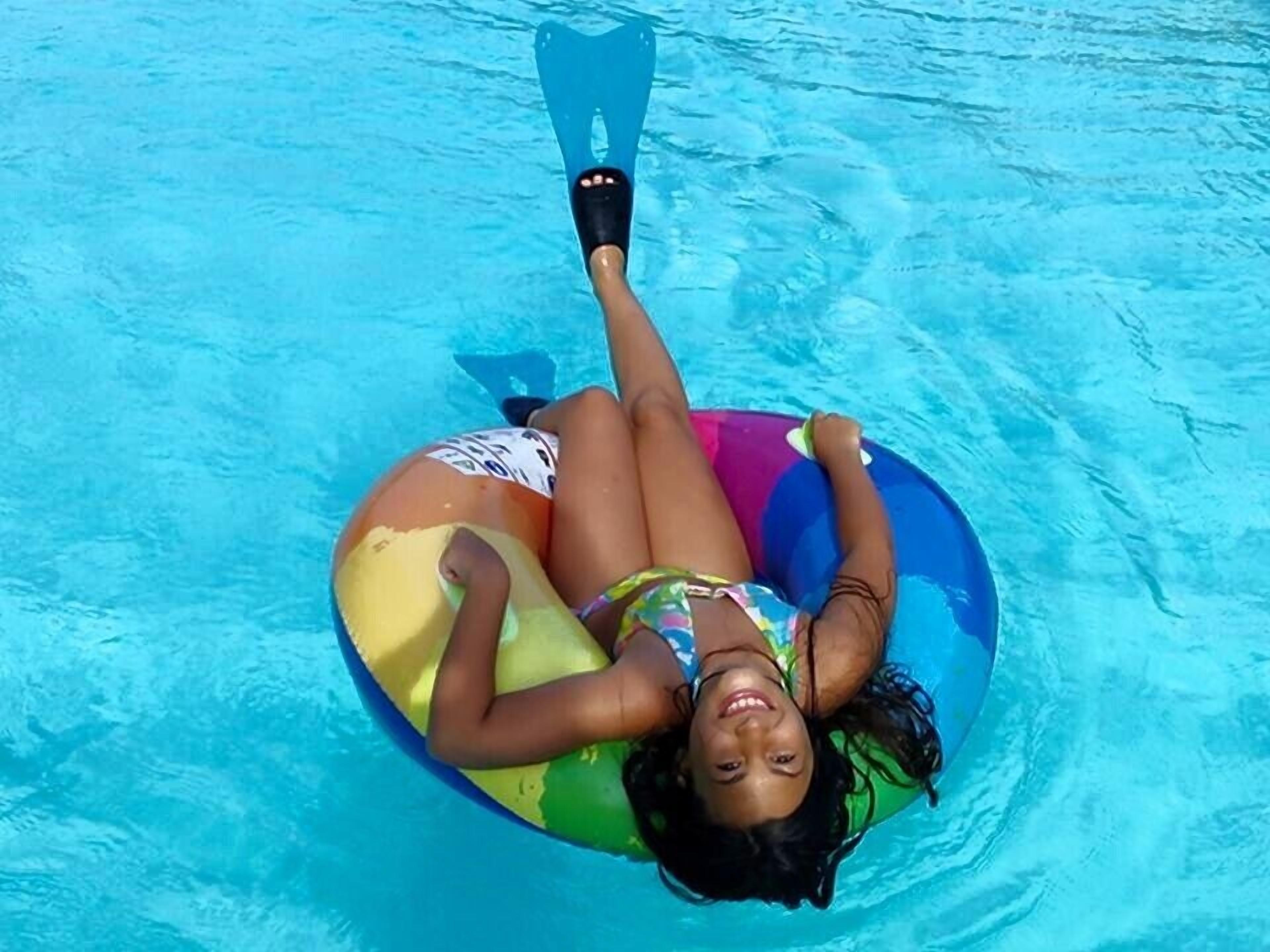 Piscina stagionale all'aperto, ombrelloni da piscina, lettini