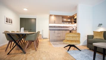 Superior mit 2 Schlafzimmer | Living area | TV