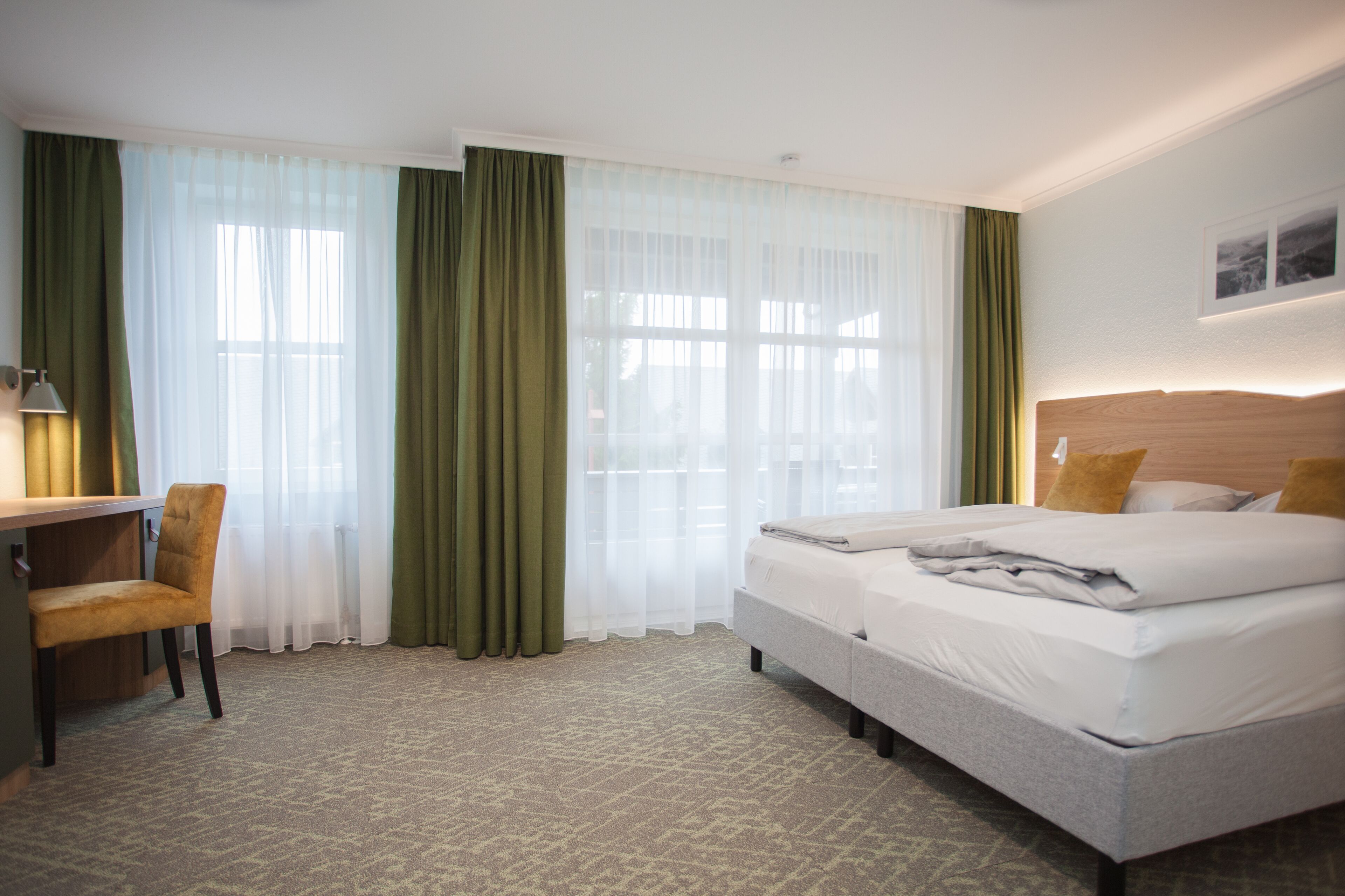 Ein Hotelzimmer mit einem Bett, einem Schreibtisch und einem Stuhl.