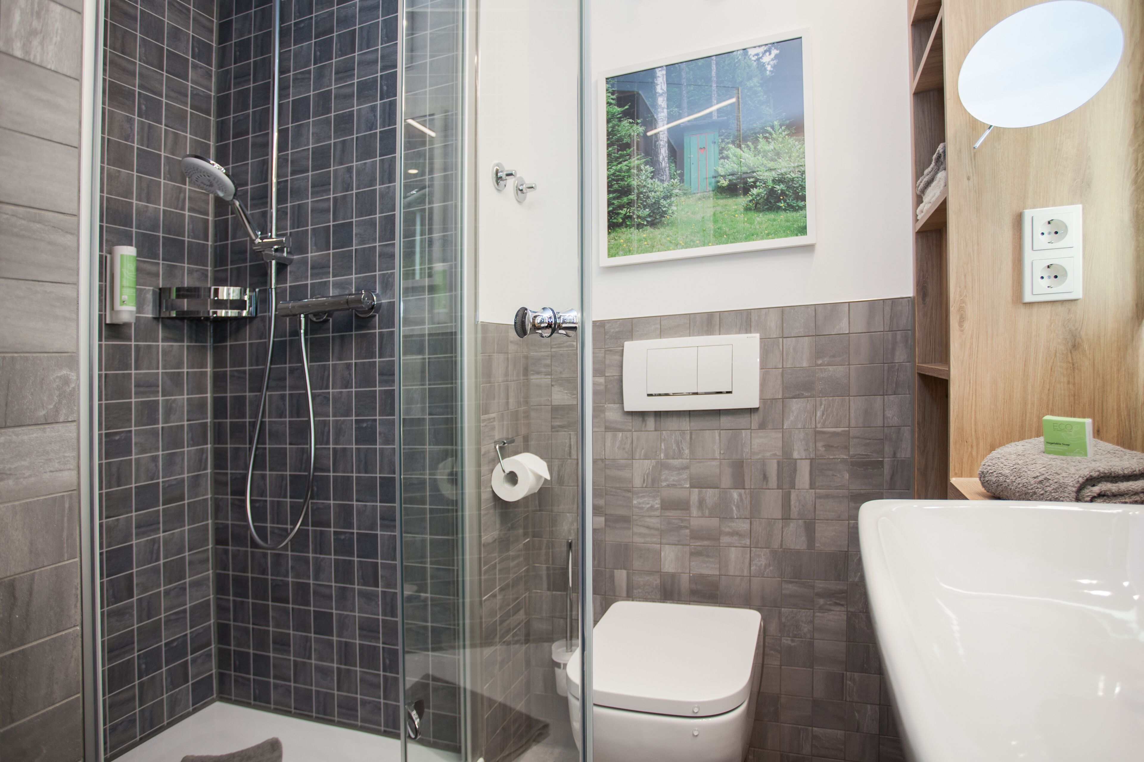 Une salle de bain moderne avec une douche à parois de verre, des toilettes et une baignoire.