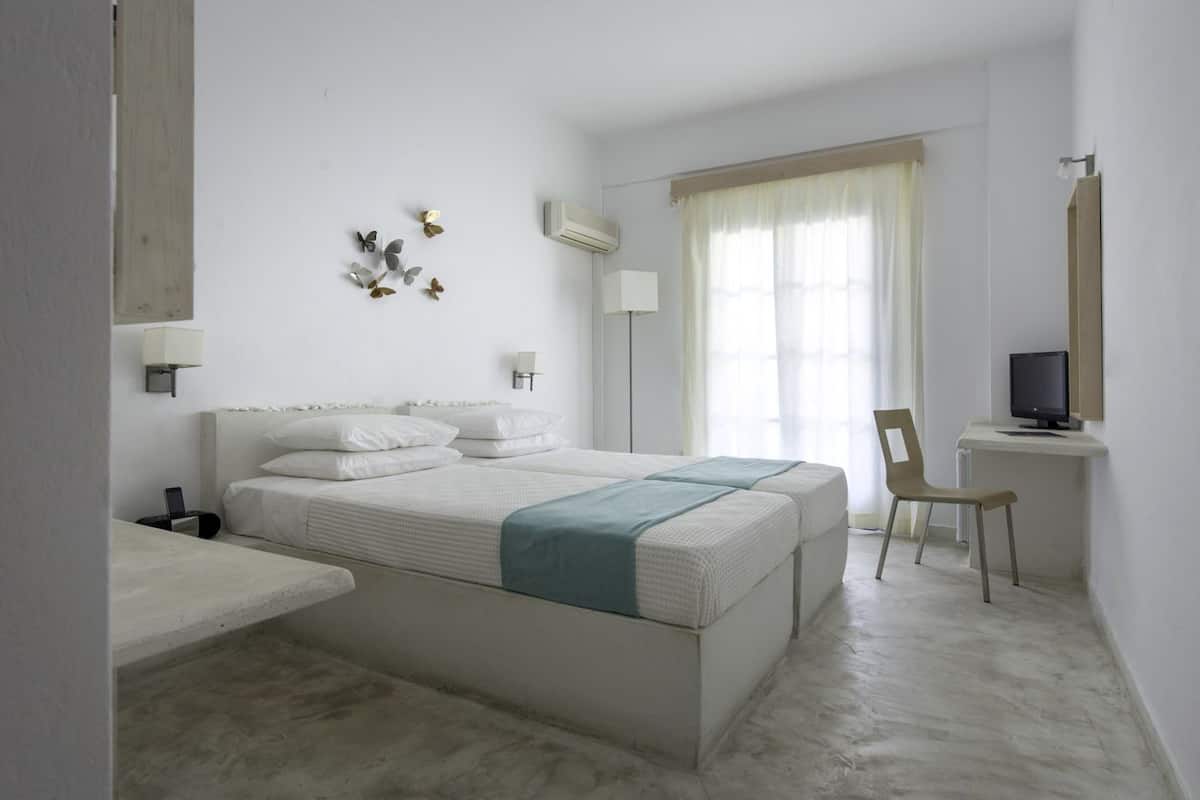Habitación estándar, vista a la alberca | Minibar, caja de seguridad en la habitación y escritorio