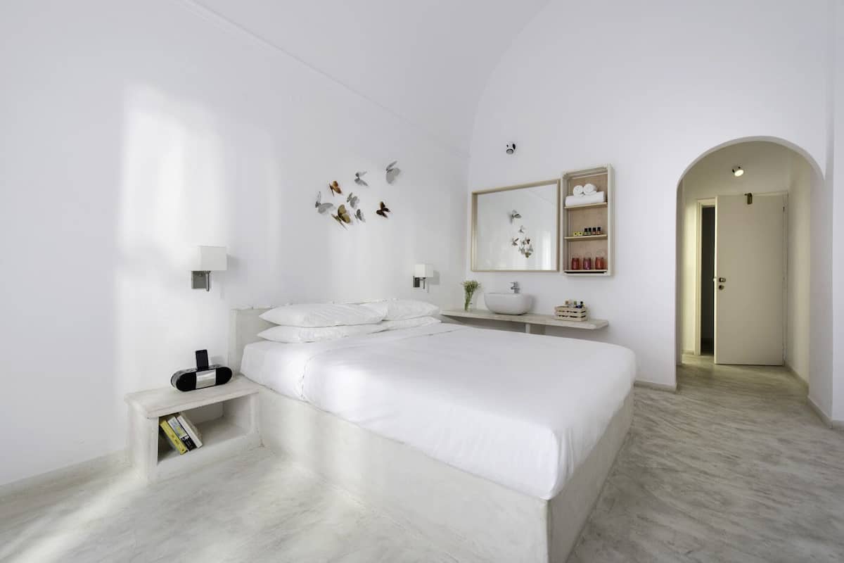 Habitación estándar, vista a la montaña | Minibar, caja de seguridad en la habitación y escritorio