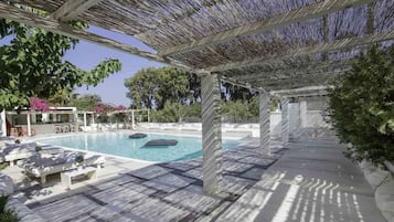 Piscine extérieure (ouverte en saison), parasols de plage