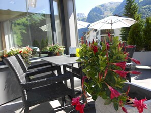 Frühstück, Mittagessen, Abendessen, Blick auf den Garten