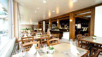 FrĂŒhstĂŒck, Mittagessen, Abendessen, Blick auf den Garten