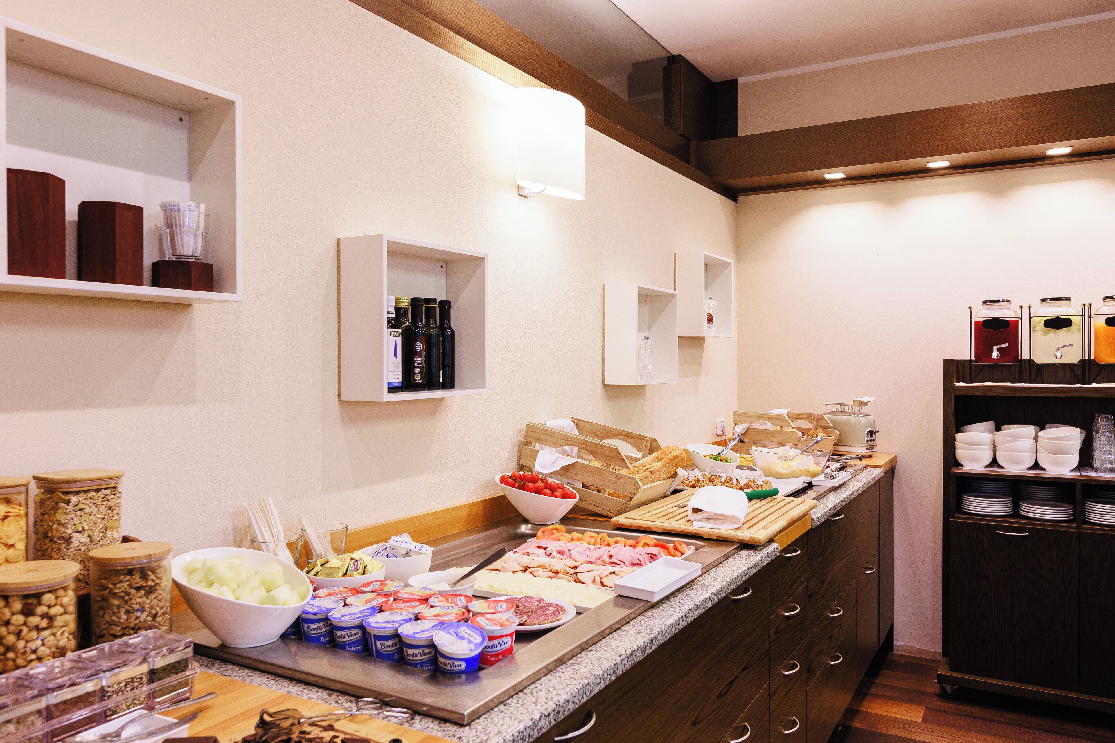 Un buffet proposant une variété de plats et d’accompagnements.