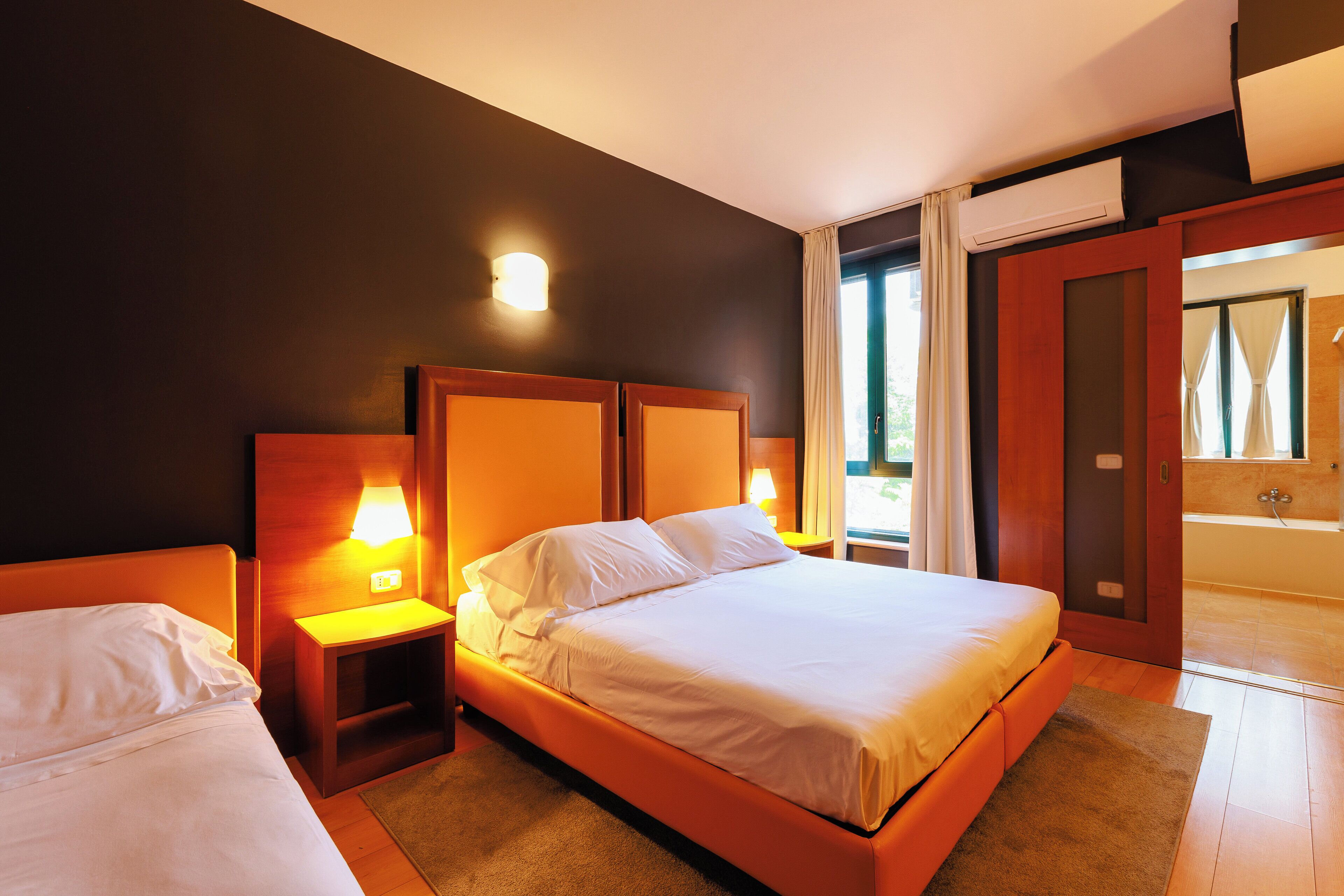 Ropa de cama hipoalergénica, minibar, caja fuerte y escritorio