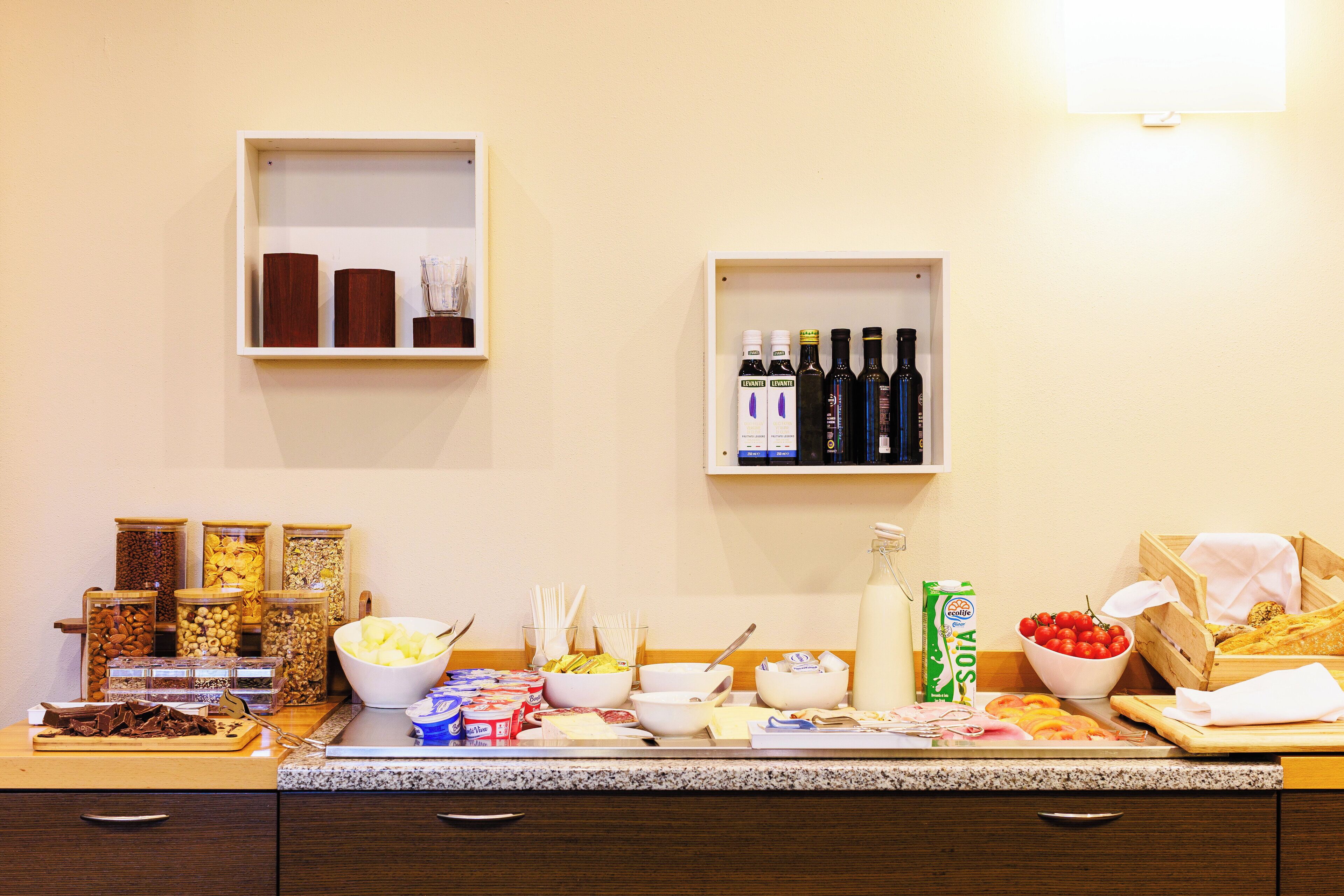 Un buffet con diverse portate e condimenti.
