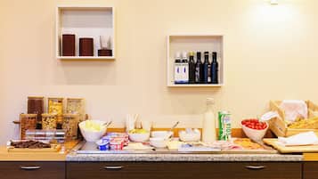 Un buffet con diverse portate e condimenti.